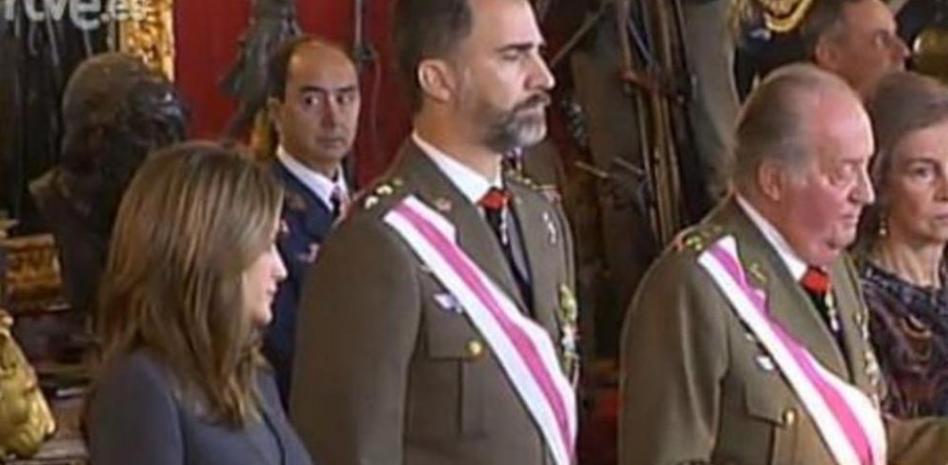 El Rey pide esfuerzos a los militares frente a una crisis que amenaza la seguridad