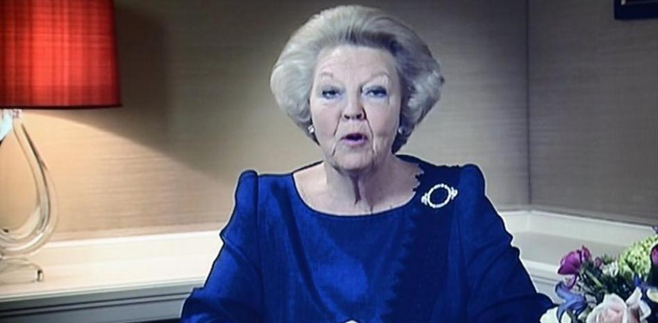 La reina Beatriz de Holanda abdica en favor de su hijo
