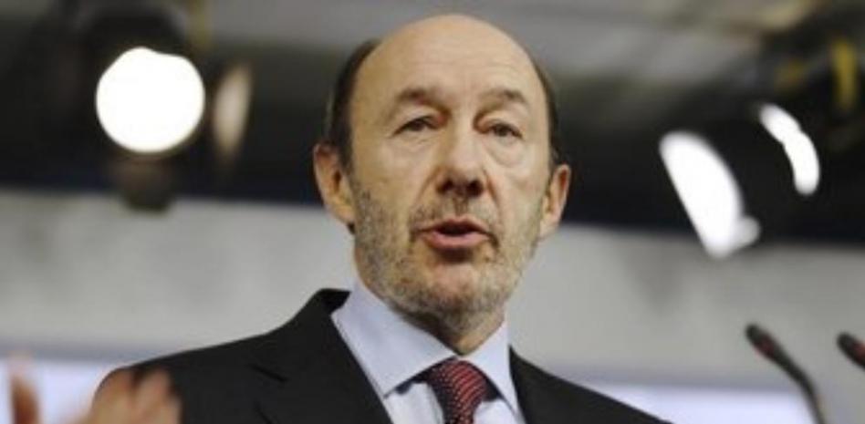 Rubalcaba exige a Rajoy que dé la cara y aclare si cobró en negro de Bárcenas