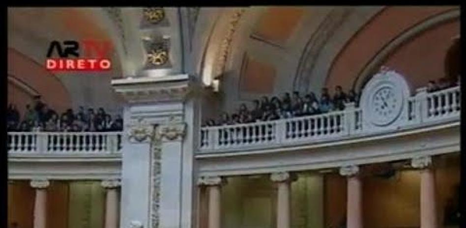 Interrumpen a Passos Coelho en el Parlamento al canto de 'Grândola, Vila Morena'