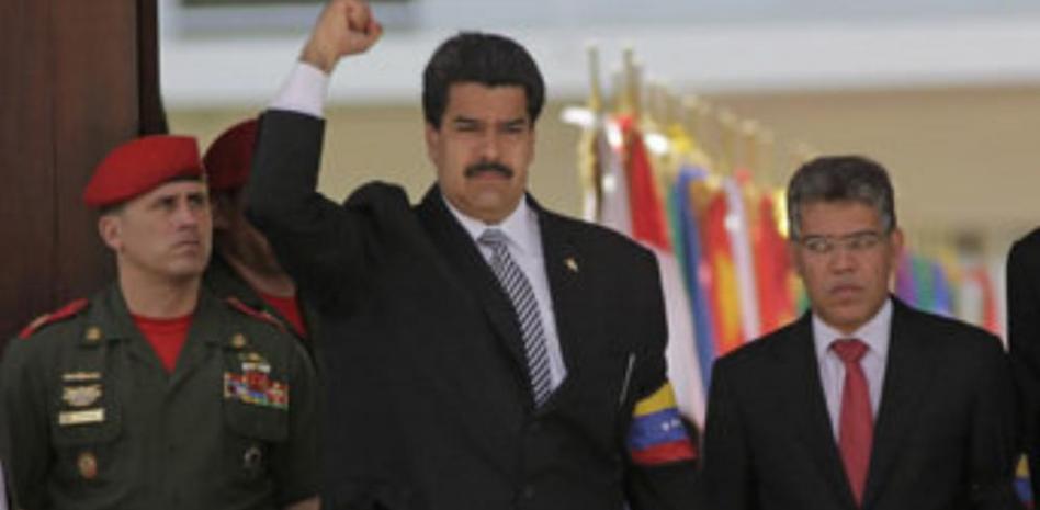 "Chávez vive, la lucha sigue", grita Maduro en el funeral del comandante