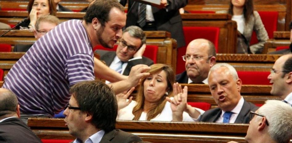 Un malentendido acaba con un crispado rifirrafe entre la CUP y el PP en el Parlament
