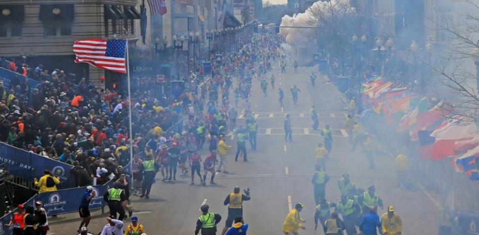 Tres muertos y más de 140 heridos tras dos explosiones en el maratón de Boston