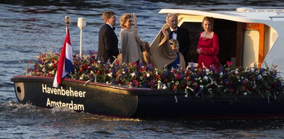 La intensa jornada de los nuevos reyes de Holanda acaba con un paseo fluvial