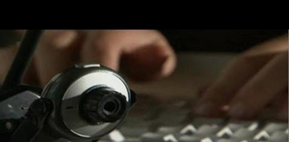 Detenido por grabar imágenes íntimas de sus vecinos tras vulnerar sus redes Wi-Fi