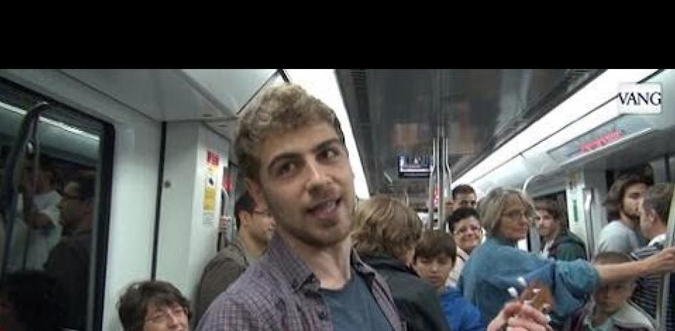 La Sexta contrata al periodista que cantaba su currículum en el metro