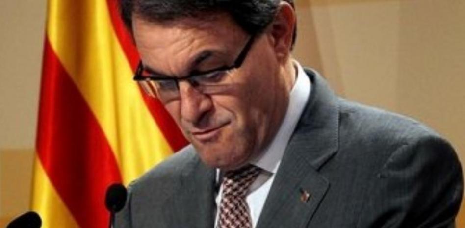 Artur Mas pide ampliar el apoyo a los partidos para superar la crisis y hacer la consulta