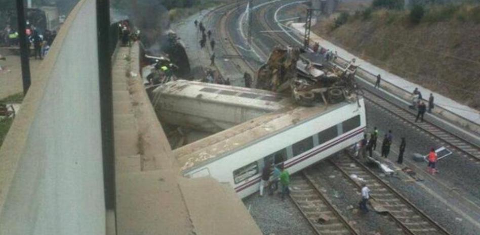 Al menos 80 muertos y unos 168 heridos tras descarrilar un tren en Santiago