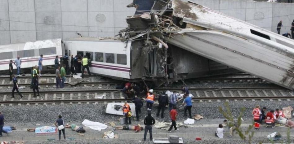 Accidente de tren en Santiago: Más de treinta personas están en estado crítico, entre ellas, cuatro niños