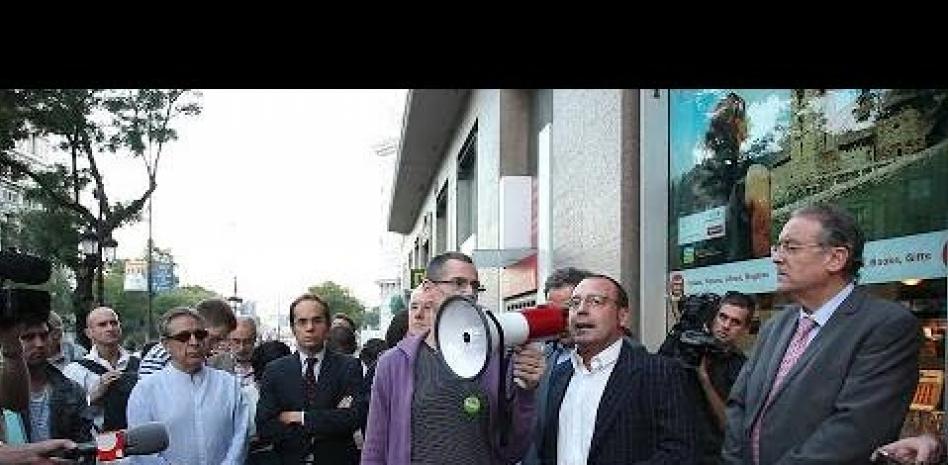 Decenas de personas se concentra en Madrid para condenar el ataque en el centro cultural Blanquerna