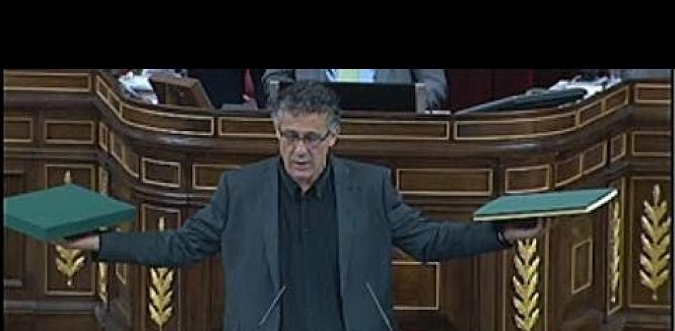 Amaiur escenifica su rechazo a la ley Wert con un "autocastigo" en la tribuna