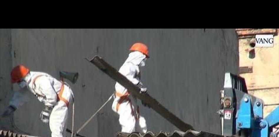 Barcelona retira 2.000 metros cuadrados de techos con amianto de los antiguos Encants