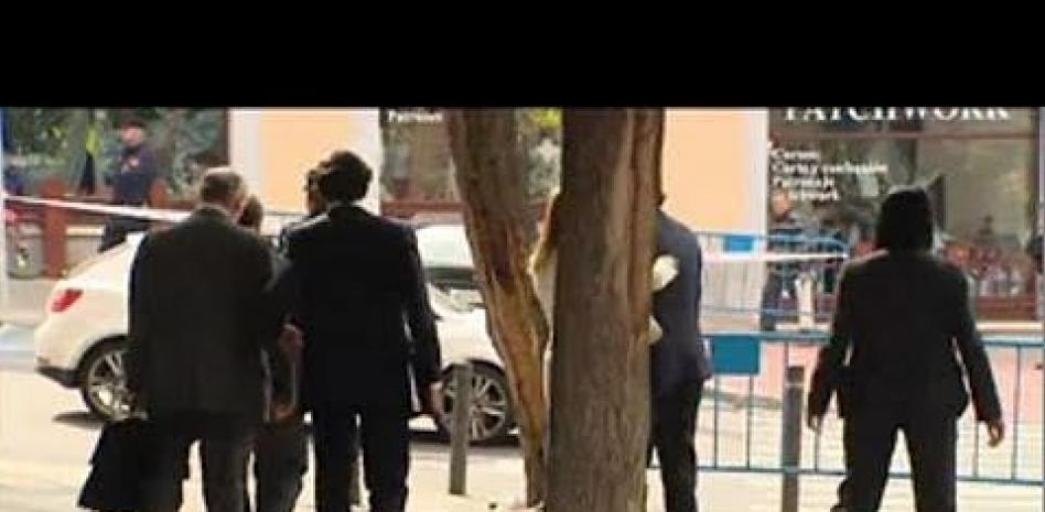 Cospedal tropieza a la salida de los juzgados de Toledo