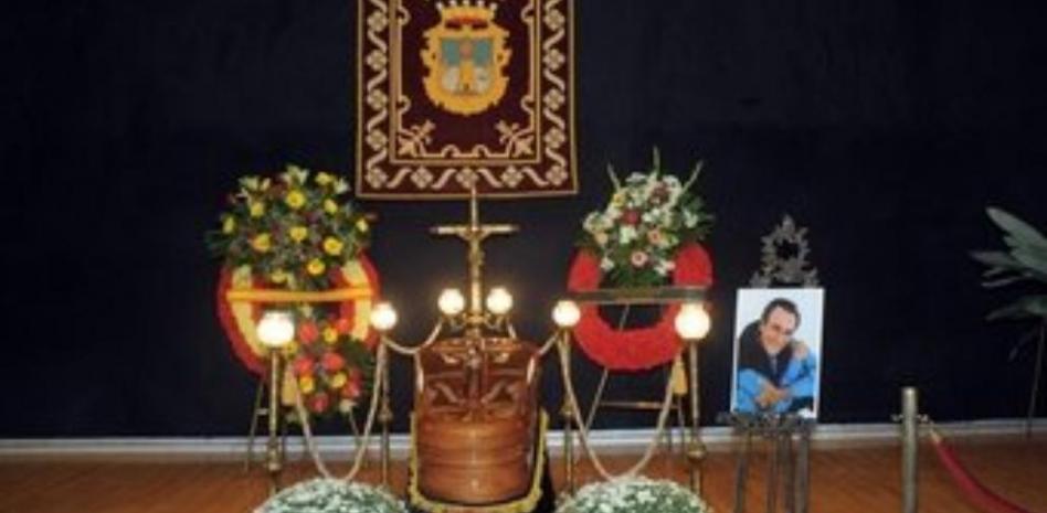 Numerosas personas acuden a la capilla ardiente de Manolo Escobar en Benidorm