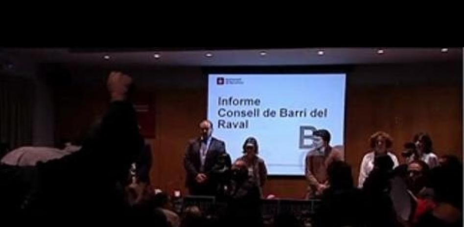 Abucheos a la concejal de Ciutat Vella por el muerto reducido por los Mossos