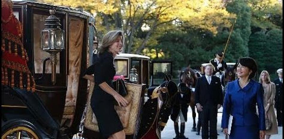 Caroline Kennedy se presenta en calesa como nueva embajadora de EE.UU. en Japón