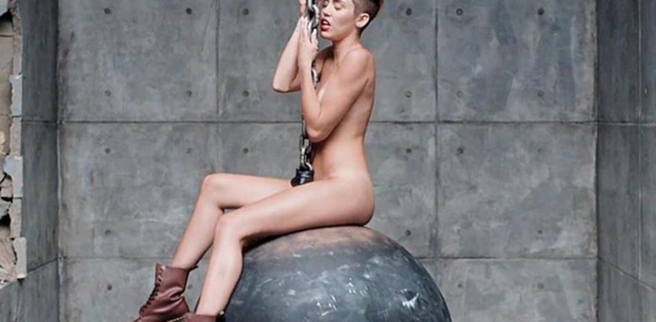 Miley Cyrus dice que saca la lengua porque es tímida