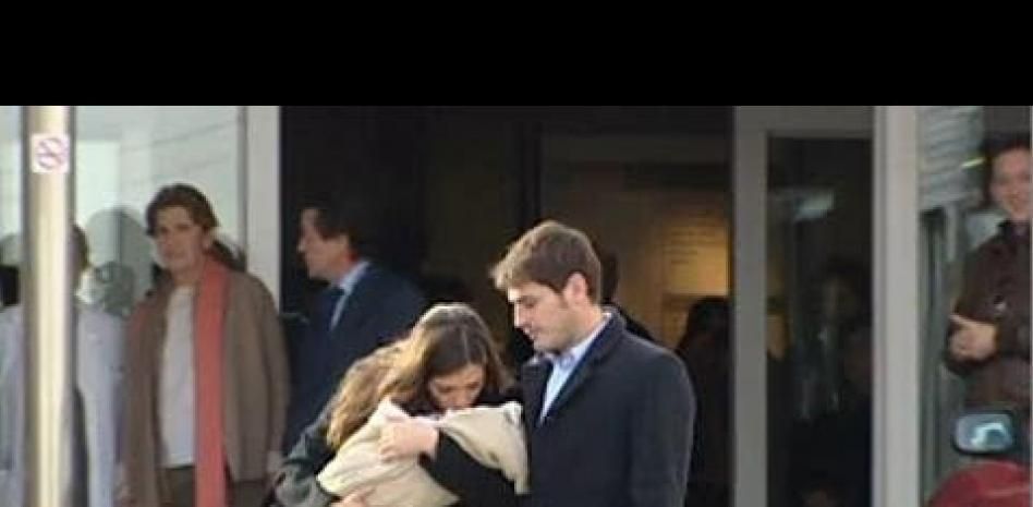 Sara Carbonero, con su hijo y Casillas, agradece la atención de los medios