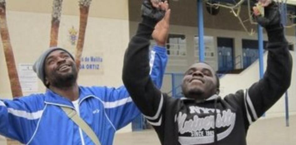 Decenas de subsaharianos entran en Melilla tras asaltar la valla fronteriza cerca del Barrio Chino