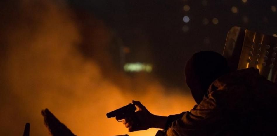 El Parlamento ucraniano prohíbe el uso de armas contra los manifestantes