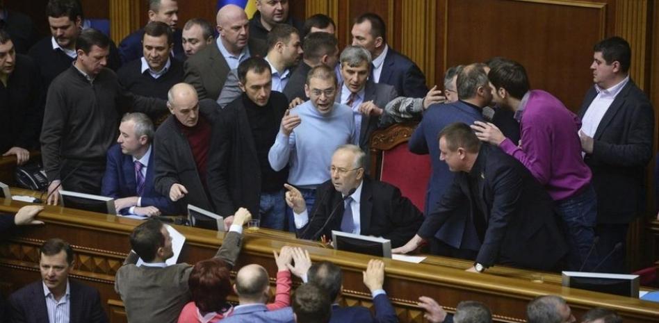 El Parlamento de Ucrania destituye a Yanukóvich y convoca elecciones