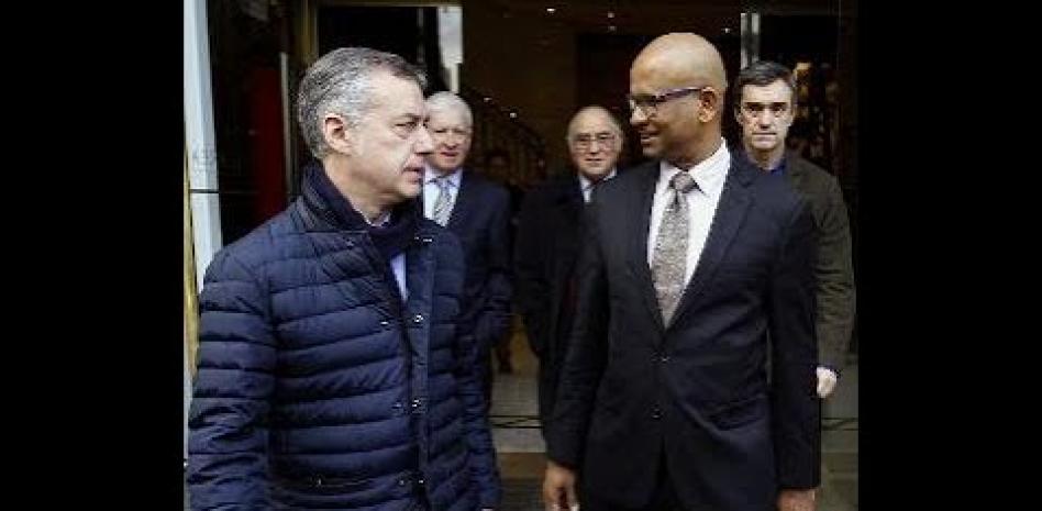 ETA exhibió las armas a los verificadores y volvió a llevárselas en una caja de cartón