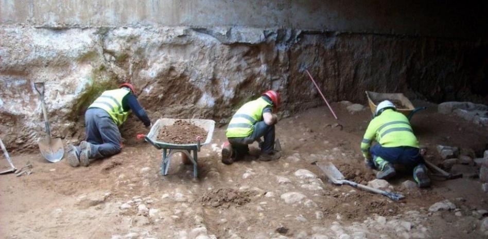 Aflora bajo el mercado de Sant Antoni un nuevo tramo de la Vía Augusta romana