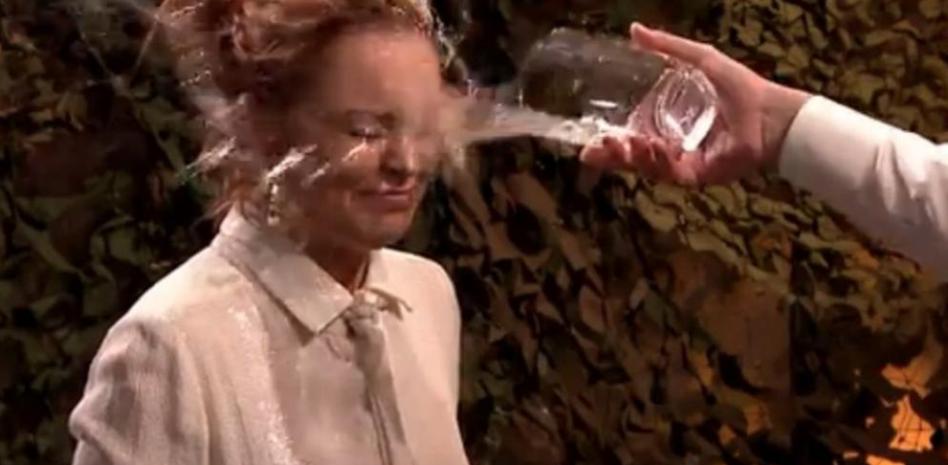 Lindsay Lohan se enzarza en una 'guerra de agua' en televisión