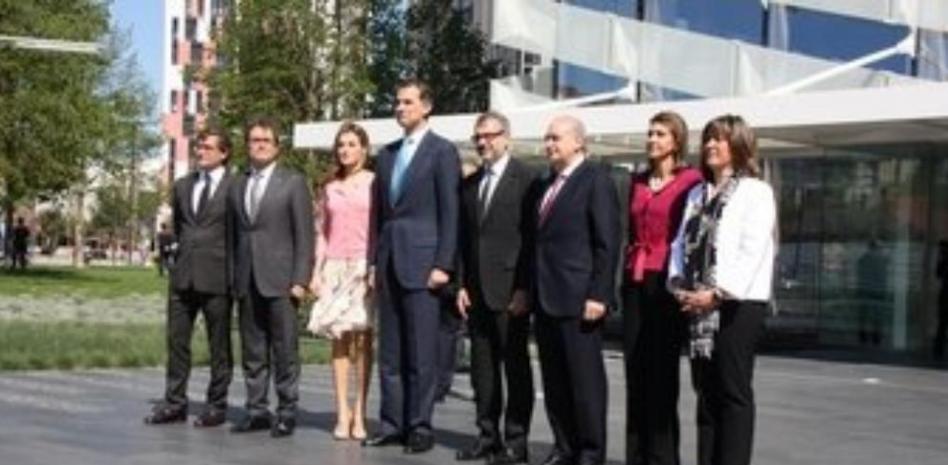 Los Príncipes y Artur Mas coinciden en la inauguración de la nueva sede de Puig