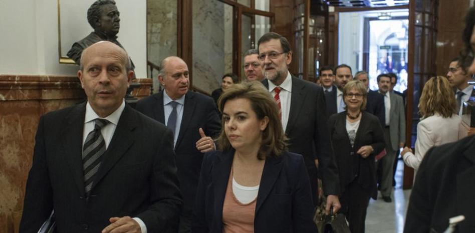 El PSOE pide a Cañete y Santamaría que "devuelvan sus sobresueldos en B"