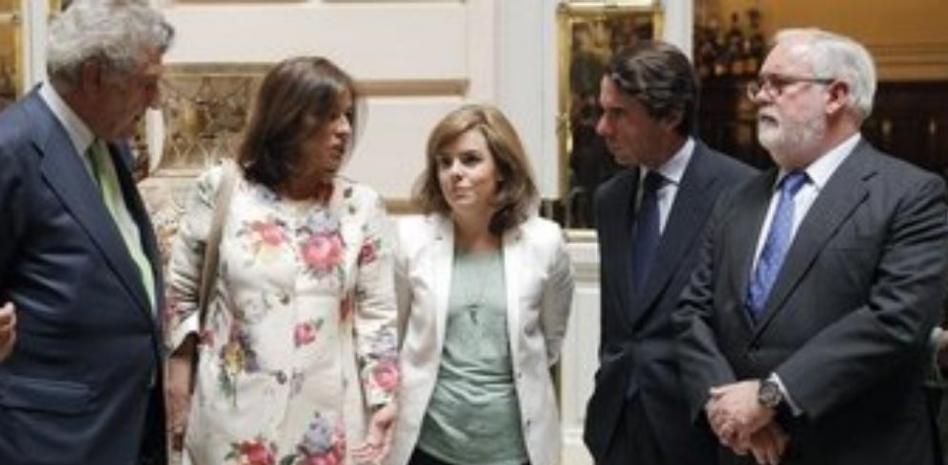 Aznar posa con Cañete tras la polémica por su ausencia en campaña