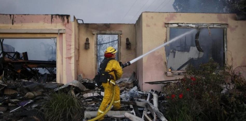 Los incendios obligan a evacuar miles de viviendas en California
