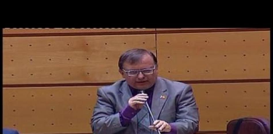 Rifirafe entre Sáenz de Santamaría y un senador de IU a cuenta de la monarquía