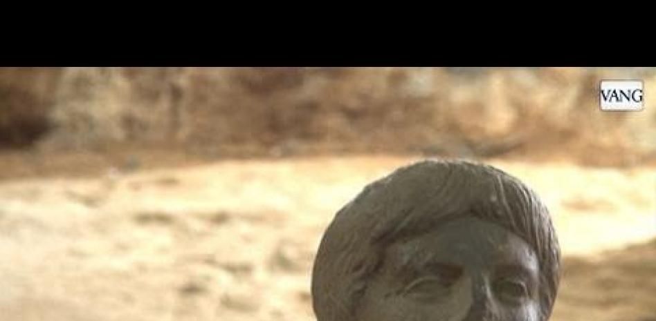 Las excavaciones bajo el mercado de Sant Antoni hallan pavimento romano, un rostro esculpido, lechos funerarios y un baluarte