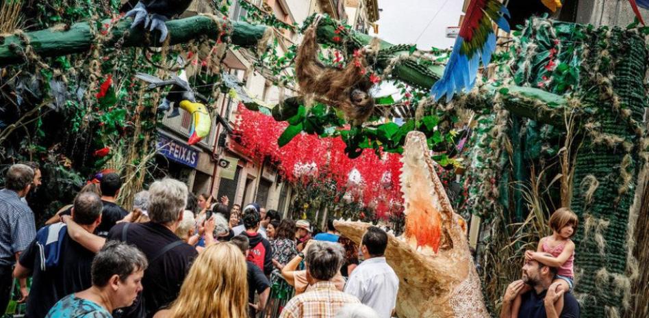 La calle Verdi de Gràcia gana el concurso de adornos con su selva amazónica