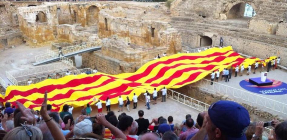 Miles de manifestantes se concentran en Tarragona contra la consulta del 9-N