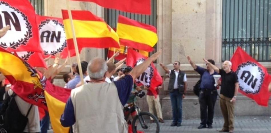 Diada 2014: Tensión en la manifestación ultraderechista en el Raval