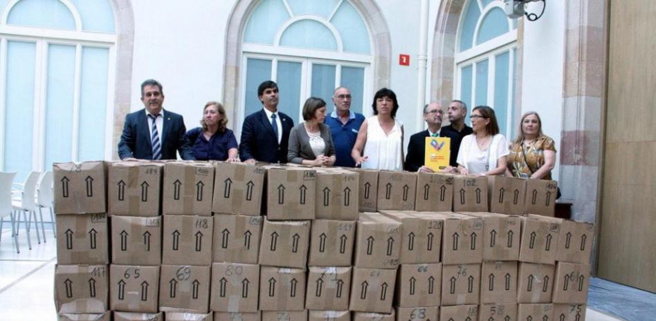 La ANC entrega 750.000 firmas al Parlament en favor de una declaración unilateral de independencia