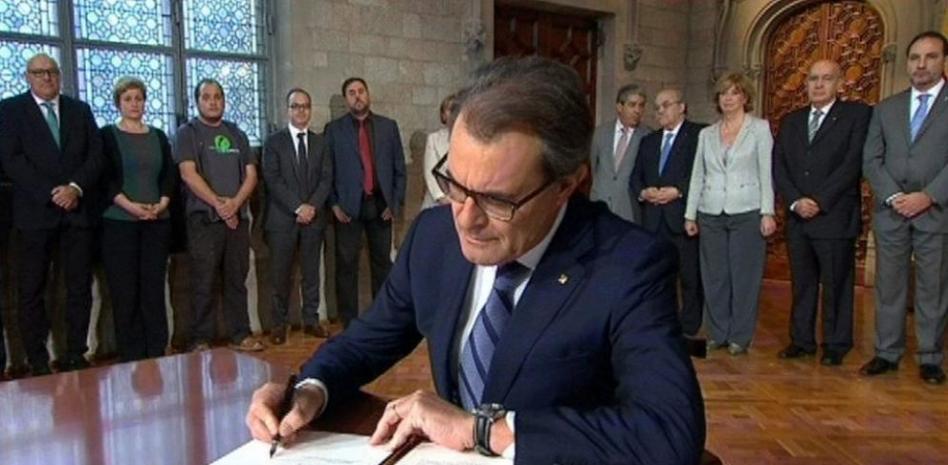 Artur Mas firma el decreto de convocatoria de la consulta del 9-N