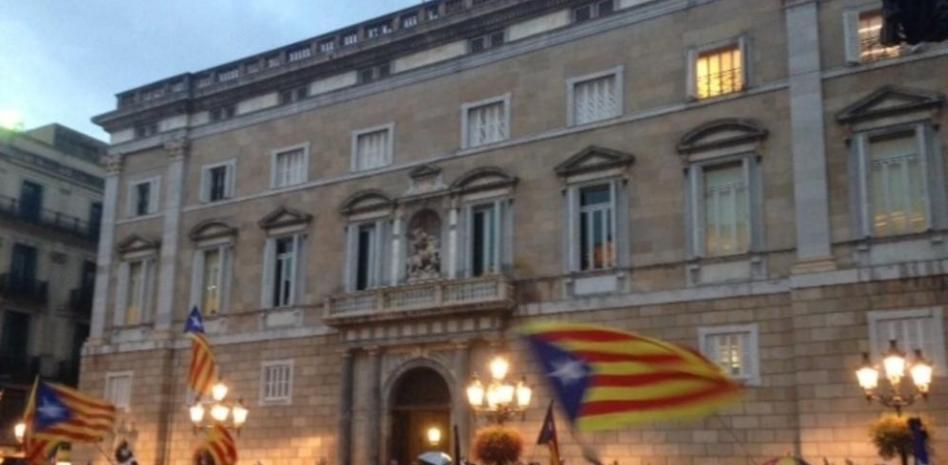 Las plazas de Catalunya se llenan contra la suspensión de la consulta