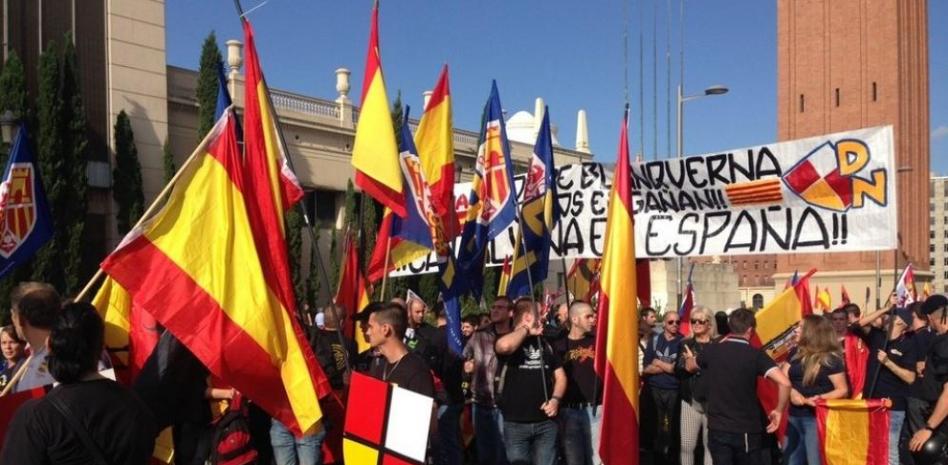 Los Ultras queman una estelada en Montjuïc y amenazan con volver el 9-N