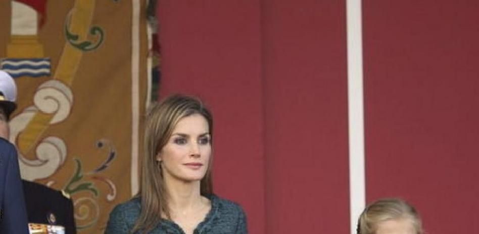 Los Reyes presiden el desfile, con la princesa de Asturias y la infanta Sofía