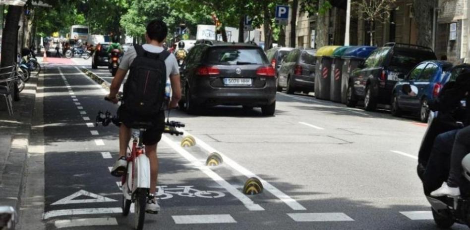 Barcelona instala separadores en el nuevo carril bici de la Diagonal