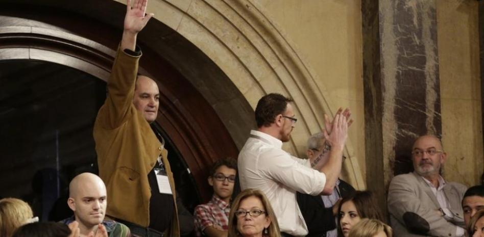 De Gispert expulsa a seis personas del Parlament por aplaudir y gritar consignas a favor de España