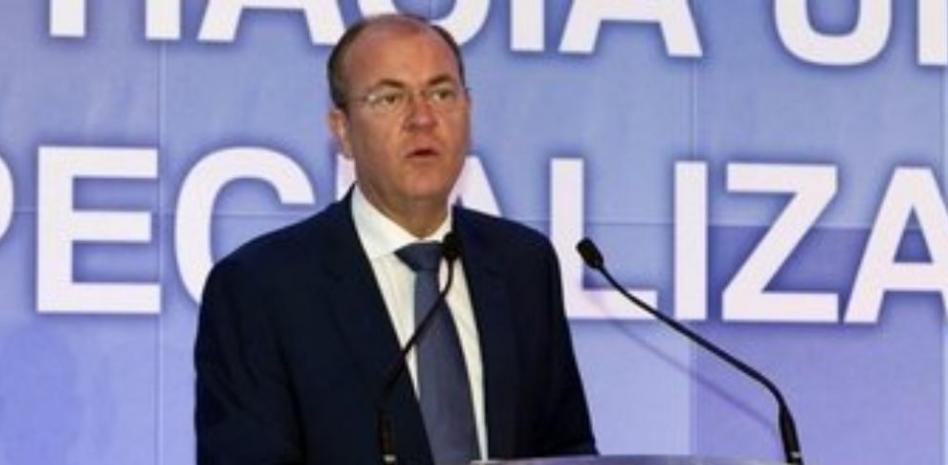 Aznar: con un pie fuera y peso dentro