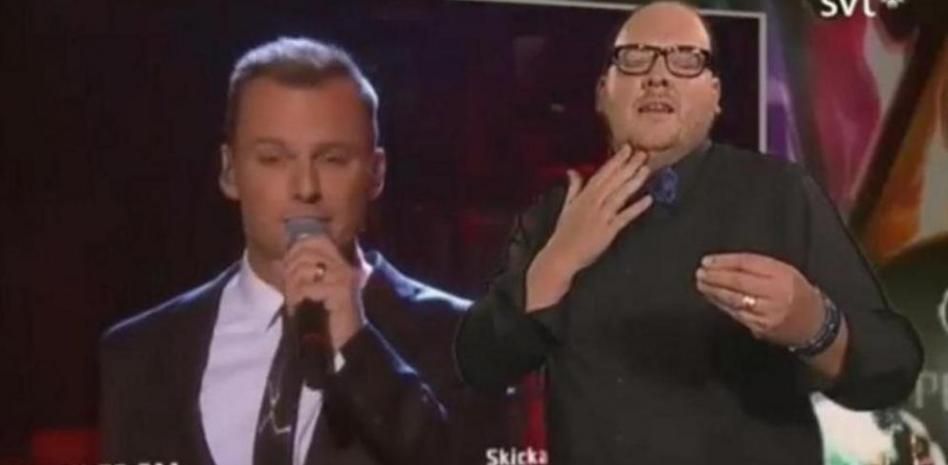 Un intérprete de lenguaje de signos se convierte en viral