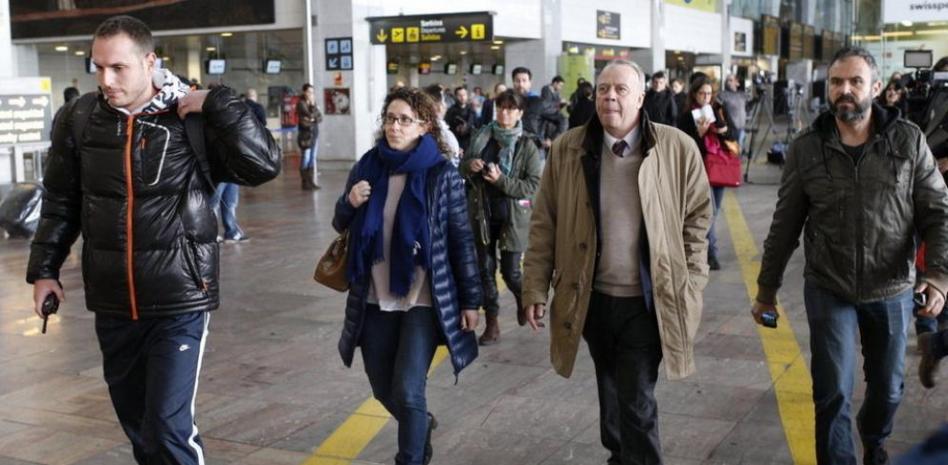 Los primeros familiares de las víctimas llegan al aeropuerto de El Prat