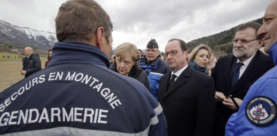 Rajoy, Hollande y Merkel visitan la zona del accidente aéreo