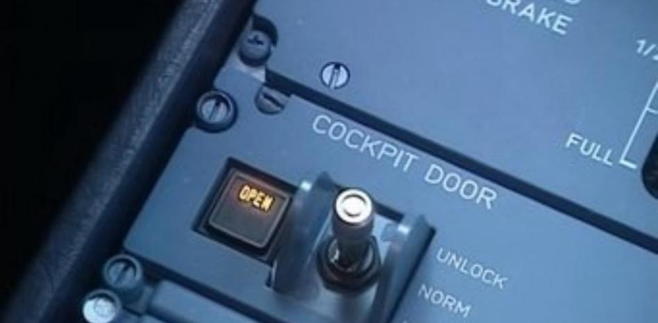 ¿Cómo funciona la puerta de la cabina de un avión?