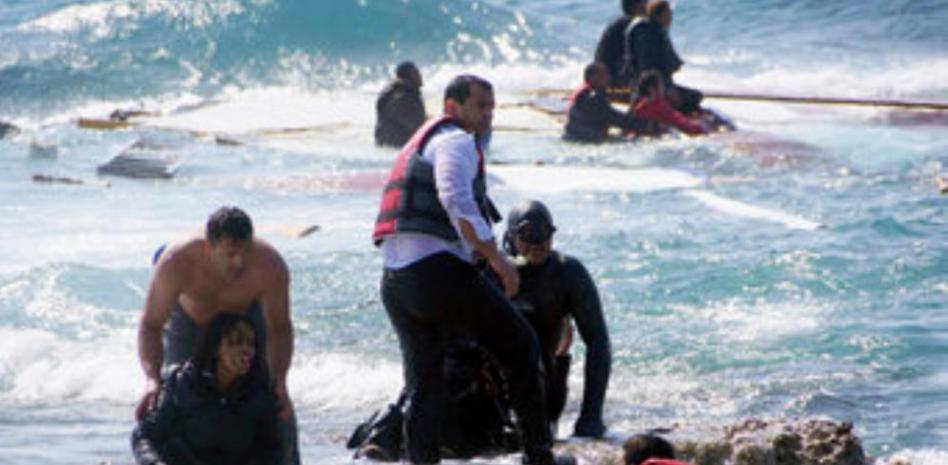 Tres muertos tras encallar un barco con inmigrantes en la isla griega de Rodas